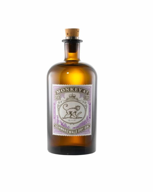 De origem alemã, o Monkey 47 é feito com 47 ingredientes da Floresta Negra. Entre eles, raiz de angélica, folhas de amora, flores de acácia, mirtilos, brotos de abeto e seis tipos de pimentas. É um gin único e exclusivo, em edição limitada e garrafas numeradas individualmente.